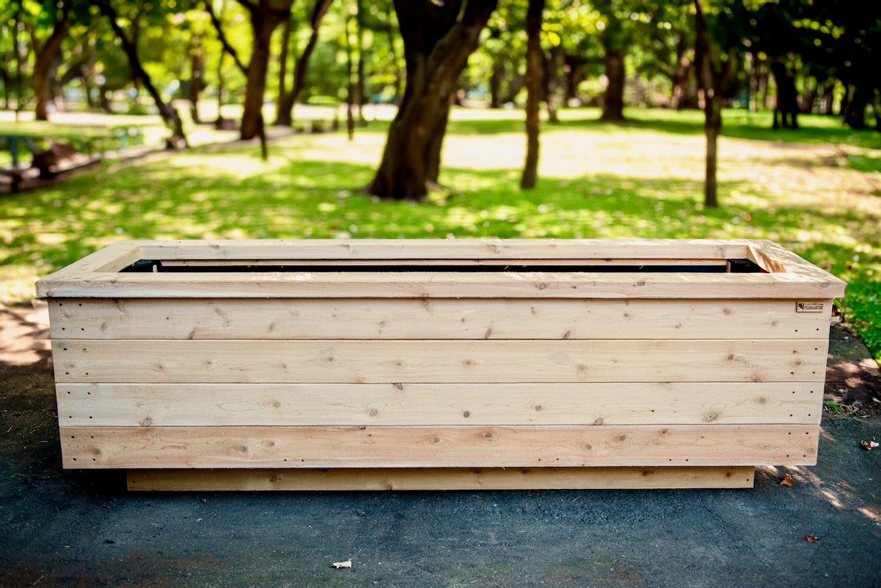 Bac à culture avec coup de pied, Le Robuste, cèdre blanc du Québec et fabriqué avec des planches de 2 pouces