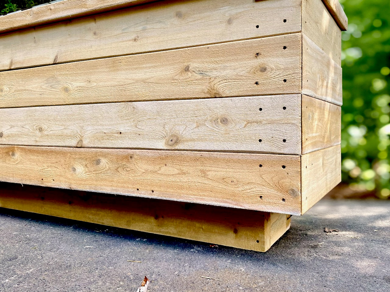 Bac à culture avec coup de pied, Le Robuste, cèdre blanc du Québec et fabriqué avec des planches de 2 pouces