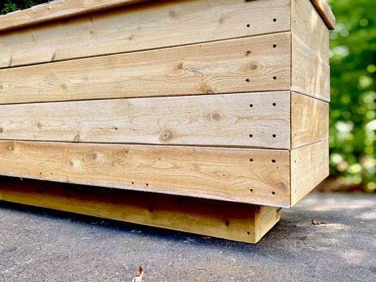 Bac à culture avec coup de pied, Le Robuste, cèdre blanc du Québec et fabriqué avec des planches de 2 pouces